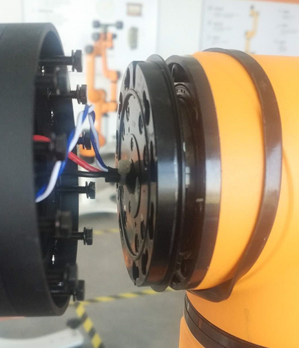 end_effector_flange_screws_loosen.png